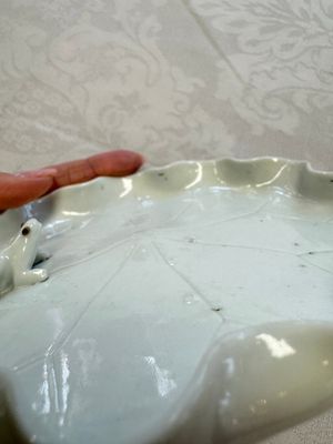 A Chinese Dehua blanc de Chine 'Lotus Leaf and Frog' brush washer on a wooden stand, Kangxi/Yongzheng — 照片 11