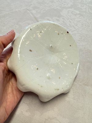 A Chinese Dehua blanc de Chine 'Lotus Leaf and Frog' brush washer on a wooden stand, Kangxi/Yongzheng — 照片 12