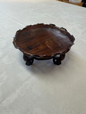 A Chinese Dehua blanc de Chine 'Lotus Leaf and Frog' brush washer on a wooden stand, Kangxi/Yongzheng — 照片 17
