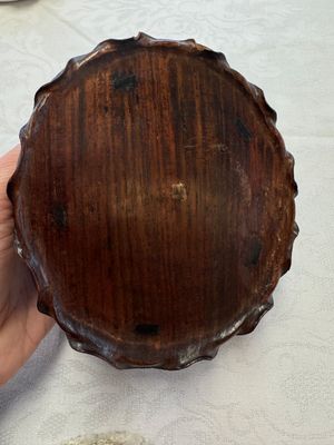 A Chinese Dehua blanc de Chine 'Lotus Leaf and Frog' brush washer on a wooden stand, Kangxi/Yongzheng — 照片 18