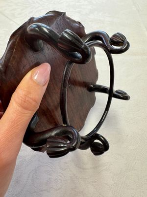 A Chinese Dehua blanc de Chine 'Lotus Leaf and Frog' brush washer on a wooden stand, Kangxi/Yongzheng — 照片 19