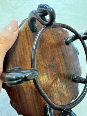 A Chinese Dehua blanc de Chine 'Lotus Leaf and Frog' brush washer on a wooden stand, Kangxi/Yongzheng — 照片 20