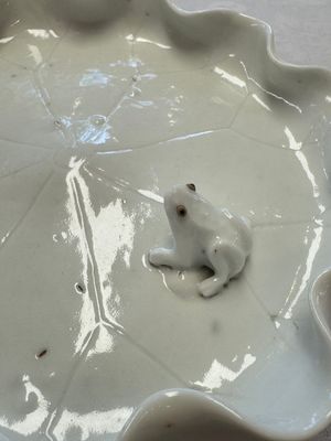 A Chinese Dehua blanc de Chine 'Lotus Leaf and Frog' brush washer on a wooden stand, Kangxi/Yongzheng — 照片 2