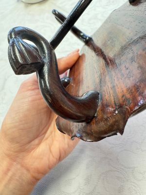 A Chinese Dehua blanc de Chine 'Lotus Leaf and Frog' brush washer on a wooden stand, Kangxi/Yongzheng — 照片 22