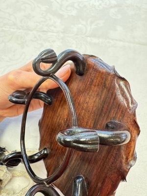 A Chinese Dehua blanc de Chine 'Lotus Leaf and Frog' brush washer on a wooden stand, Kangxi/Yongzheng — 照片 26