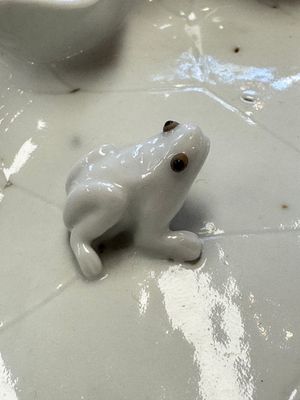 A Chinese Dehua blanc de Chine 'Lotus Leaf and Frog' brush washer on a wooden stand, Kangxi/Yongzheng — 照片 4
