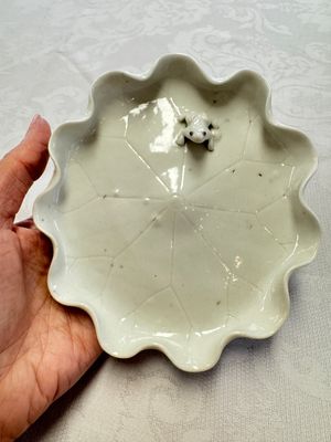 A Chinese Dehua blanc de Chine 'Lotus Leaf and Frog' brush washer on a wooden stand, Kangxi/Yongzheng — 照片 5