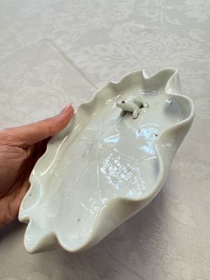 A Chinese Dehua blanc de Chine 'Lotus Leaf and Frog' brush washer on a wooden stand, Kangxi/Yongzheng — 照片 6