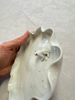 A Chinese Dehua blanc de Chine 'Lotus Leaf and Frog' brush washer on a wooden stand, Kangxi/Yongzheng — 照片 7