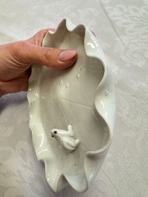 A Chinese Dehua blanc de Chine 'Lotus Leaf and Frog' brush washer on a wooden stand, Kangxi/Yongzheng — 照片 8