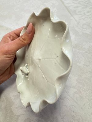 A Chinese Dehua blanc de Chine 'Lotus Leaf and Frog' brush washer on a wooden stand, Kangxi/Yongzheng — 照片 9