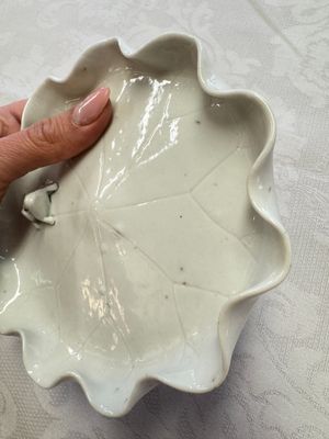 A Chinese Dehua blanc de Chine 'Lotus Leaf and Frog' brush washer on a wooden stand, Kangxi/Yongzheng — 照片 10