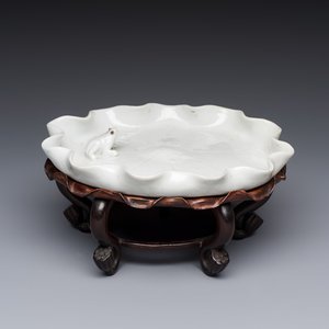 A Chinese Dehua blanc de Chine 'Lotus Leaf and Frog' brush washer on a wooden stand, Kangxi/Yongzheng — 照片 1