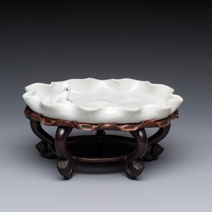 A Chinese Dehua blanc de Chine 'Lotus Leaf and Frog' brush washer on a wooden stand, Kangxi/Yongzheng — 照片 2