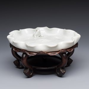A Chinese Dehua blanc de Chine 'Lotus Leaf and Frog' brush washer on a wooden stand, Kangxi/Yongzheng — 照片 3