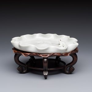A Chinese Dehua blanc de Chine 'Lotus Leaf and Frog' brush washer on a wooden stand, Kangxi/Yongzheng — 照片 4