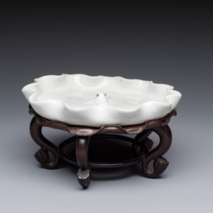 A Chinese Dehua blanc de Chine 'Lotus Leaf and Frog' brush washer on a wooden stand, Kangxi/Yongzheng — 照片 5