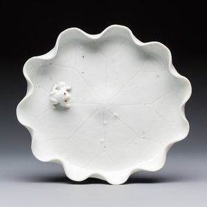 A Chinese Dehua blanc de Chine 'Lotus Leaf and Frog' brush washer on a wooden stand, Kangxi/Yongzheng — 照片 6