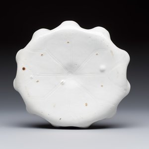 A Chinese Dehua blanc de Chine 'Lotus Leaf and Frog' brush washer on a wooden stand, Kangxi/Yongzheng — 照片 7