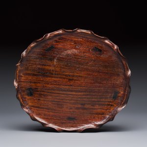 A Chinese Dehua blanc de Chine 'Lotus Leaf and Frog' brush washer on a wooden stand, Kangxi/Yongzheng — 照片 8