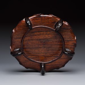A Chinese Dehua blanc de Chine 'Lotus Leaf and Frog' brush washer on a wooden stand, Kangxi/Yongzheng — 照片 9