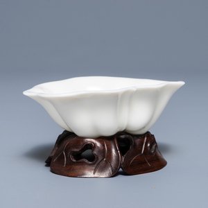 A Chinese Dehua blanc de Chine lotus leaf-shaped brush washer on stand, Kangxi — 照片 1