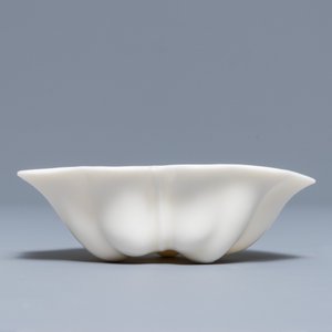 A Chinese Dehua blanc de Chine lotus leaf-shaped brush washer on stand, Kangxi — 照片 2