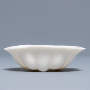 A Chinese Dehua blanc de Chine lotus leaf-shaped brush washer on stand, Kangxi — 照片 4