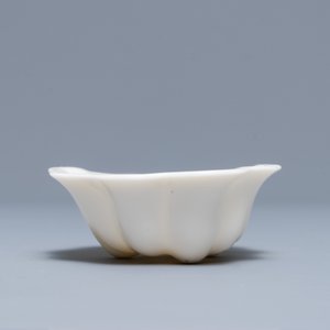 A Chinese Dehua blanc de Chine lotus leaf-shaped brush washer on stand, Kangxi — 照片 5