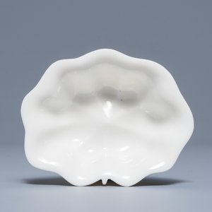 A Chinese Dehua blanc de Chine lotus leaf-shaped brush washer on stand, Kangxi — 照片 7