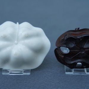 A Chinese Dehua blanc de Chine lotus leaf-shaped brush washer on stand, Kangxi — 照片 9