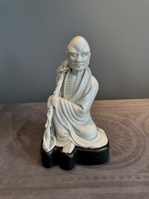 A Chinese Dehua blanc de Chine Luohan on wooden stand, 19/20th C. — photo 1