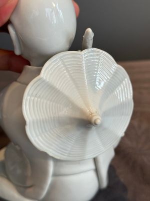A Chinese Dehua blanc de Chine Luohan on wooden stand, 19/20th C. — photo 11