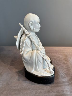 A Chinese Dehua blanc de Chine Luohan on wooden stand, 19/20th C. — photo 2