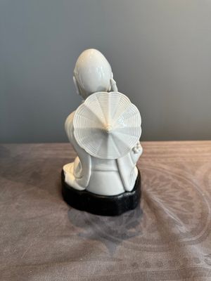 A Chinese Dehua blanc de Chine Luohan on wooden stand, 19/20th C. — photo 3