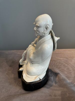 A Chinese Dehua blanc de Chine Luohan on wooden stand, 19/20th C. — photo 4
