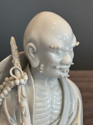 A Chinese Dehua blanc de Chine Luohan on wooden stand, 19/20th C. — photo 5