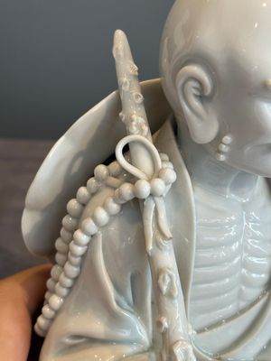 A Chinese Dehua blanc de Chine Luohan on wooden stand, 19/20th C. — photo 6