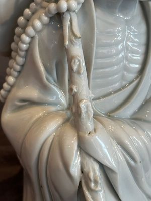 A Chinese Dehua blanc de Chine Luohan on wooden stand, 19/20th C. — photo 7