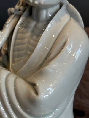 A Chinese Dehua blanc de Chine Luohan on wooden stand, 19/20th C. — photo 8