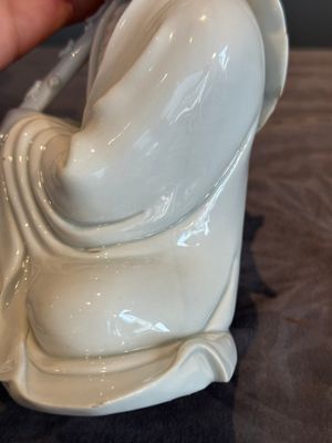 A Chinese Dehua blanc de Chine Luohan on wooden stand, 19/20th C. — photo 10