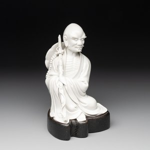 A Chinese Dehua blanc de Chine Luohan on wooden stand, 19/20th C. — photo 1