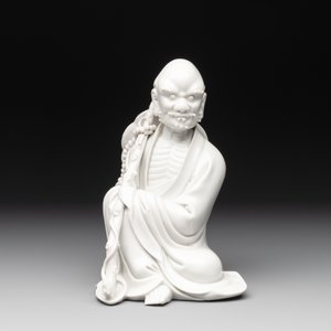 A Chinese Dehua blanc de Chine Luohan on wooden stand, 19/20th C. — photo 2