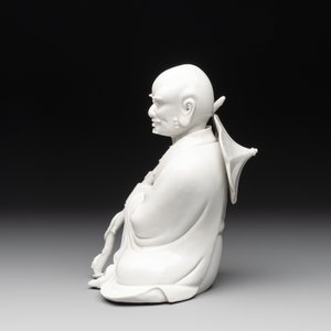 A Chinese Dehua blanc de Chine Luohan on wooden stand, 19/20th C. — photo 3