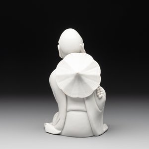 A Chinese Dehua blanc de Chine Luohan on wooden stand, 19/20th C. — photo 4
