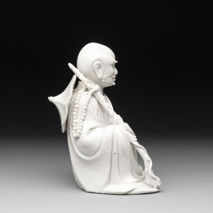 A Chinese Dehua blanc de Chine Luohan on wooden stand, 19/20th C. — photo 5