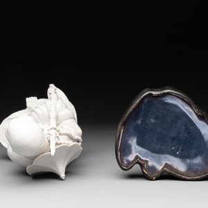 A Chinese Dehua blanc de Chine Luohan on wooden stand, 19/20th C. — photo 6