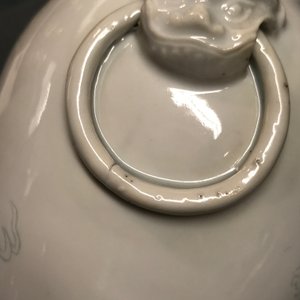 A Chinese Dehua blanc de Chine meiping vase with anhua design of Buddhist lions, Kangxi — 照片 7