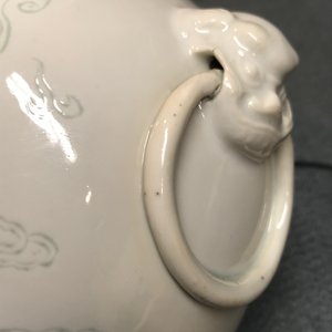 A Chinese Dehua blanc de Chine meiping vase with anhua design of Buddhist lions, Kangxi — 照片 8