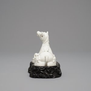 A Chinese Dehua blanc de Chine model of a reclining horse on wooden base, Kangxi — photo 2